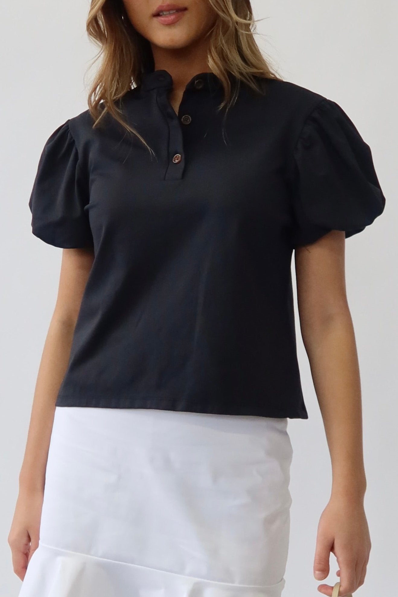 the garde women's golf puff sleeve polo in black